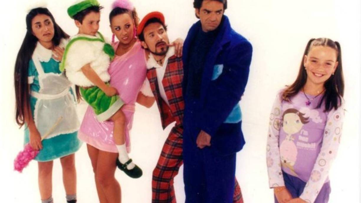 La familia Peluche es una serie humorística, producida por Eugenio Derbez y transmitida por Televisa en México.