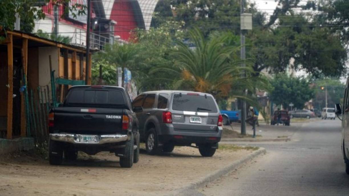 El problema parece extenderse más allá del centro, pues aún en otros sectores se observan vehículos estacionados sobre los espacios destinados al uso del peatón.