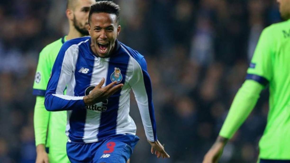 El defensor brasileño Eder Militao (izquierda) del Porto pugna un balón con el atacante argentino Diego Perotti de la Roma en un partido por los octavos de final de la Liga de Campeones en Oporto, Portugal, el miércoles 6 de marzo de 2019. (AP Foto/Luis Vieira)