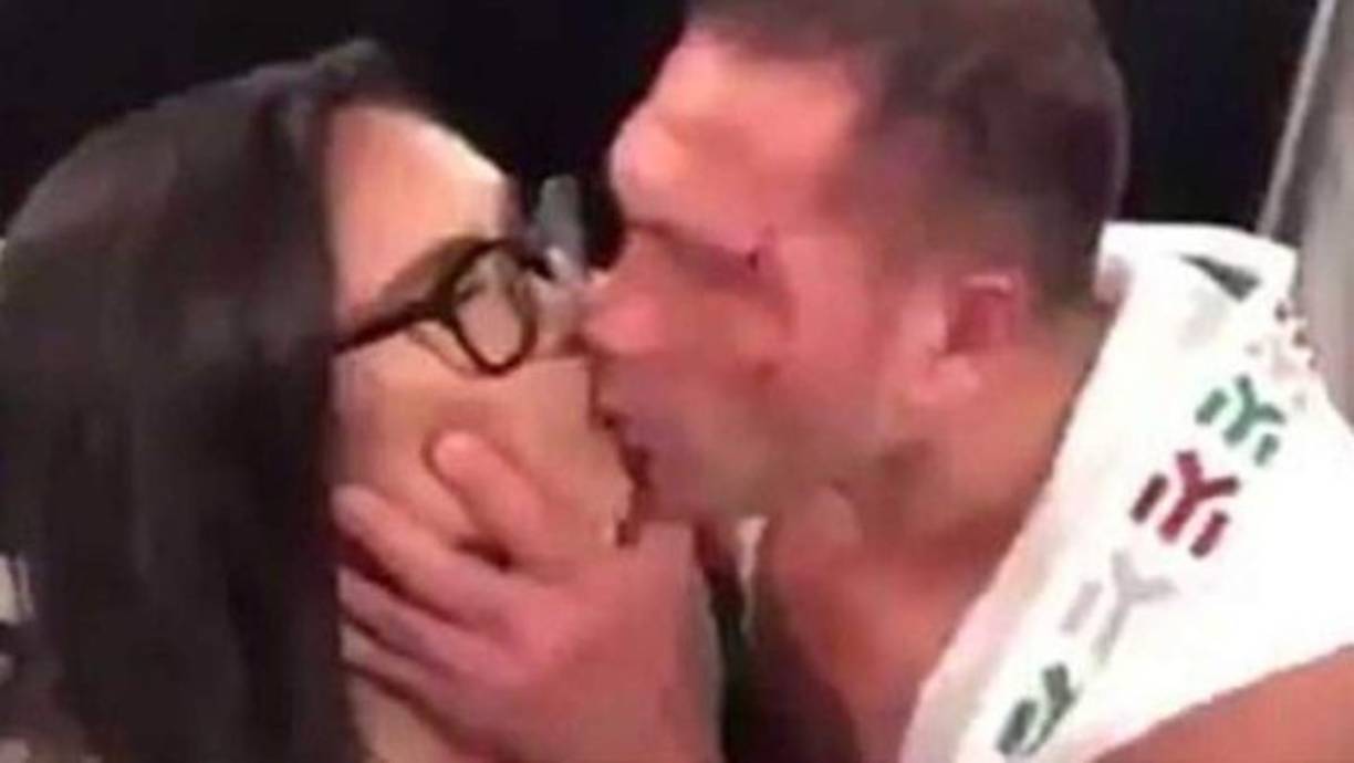 En ese momento Kubrat Pulev respondió que 'sí', luego le sujetó la cabeza a Jennifer Sushe y la besó en la boca, de acuerdo con las imágenes del video.