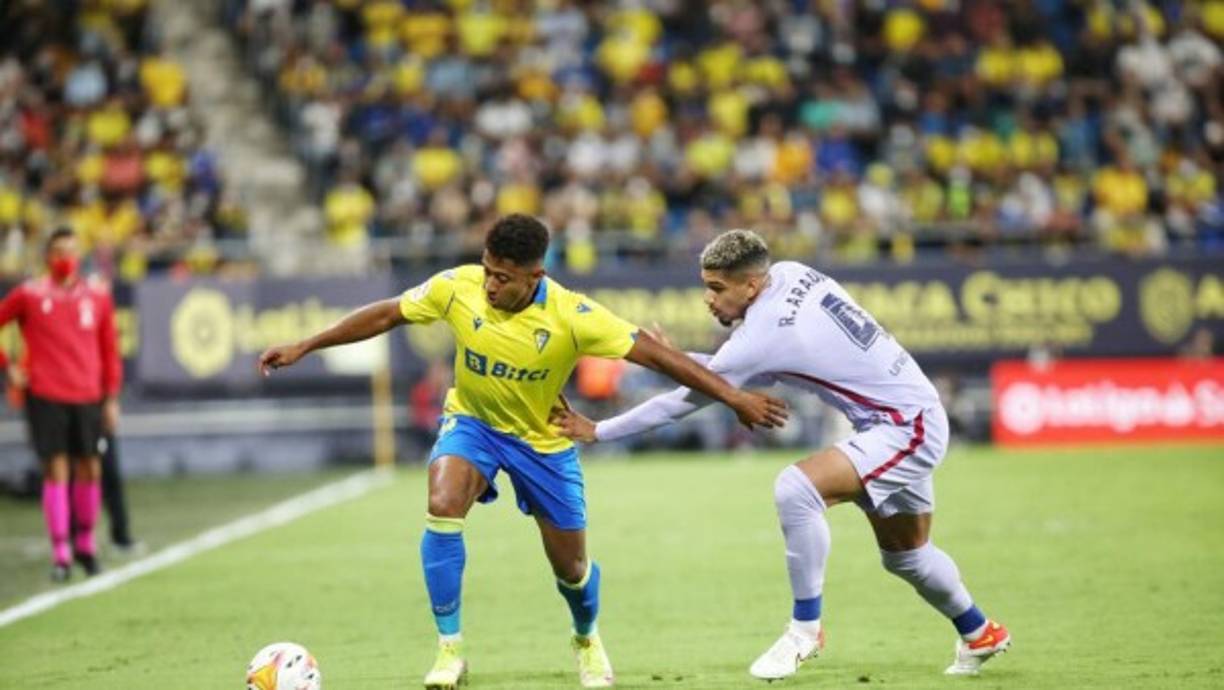El atacante hondureño dejando atrás la marca del defensa charrúa.