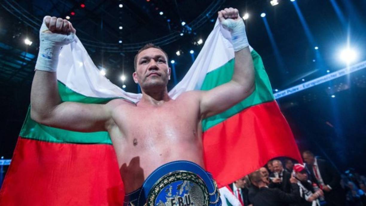 El boxeador emitió un comunicado sobre lo ocurrido. 'A mis fans: Pueden haber visto un clip en donde beso a una mujer periodista luego de mi triunfo el sábado en la noche. La reporrtera, Jenny, es en realidad amiga mía, y luego de la entrevista, estaba tan exaltado, que la besé. Más tarde en la noche, se unió a mí y otros amigos en mi celebración post pelea. En el vídeo, luego de nuestro beso, nos reímos de ello y nos dimos las gracias. Realmente no hay nada más allá de esto. Kubrat'.