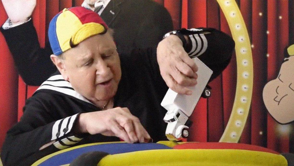 Al inicio del video, se observa a “Kiko” jugar con un camión a escala, el cual tiene un accidente y termina sobre un vehículo, dejando a “todos destrozados”.