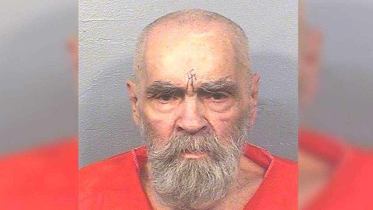 CHARLES MANSON, 83 años, gurú psicópata que organizó asesinatos como el de la actriz Sharon Tate. Murio el 19 de noviembre.
