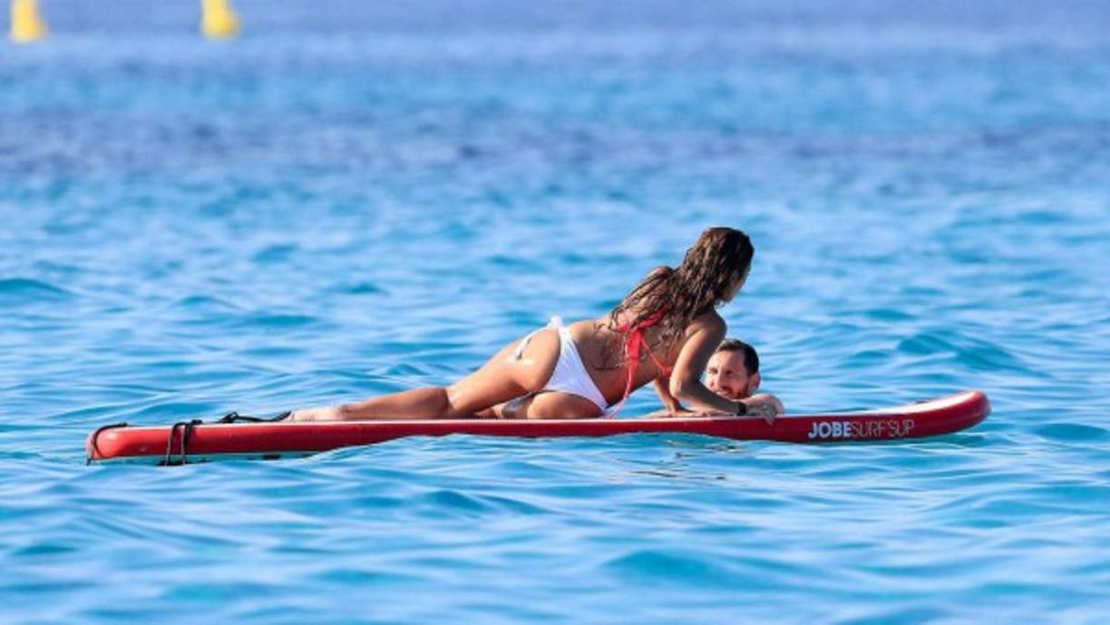 Messi y Roccuzzo en un momento de relax y deportes acuáticos. Ella, como siempre, llamó la atención de todos. (Foto Grosby Group)<br/><br/>
