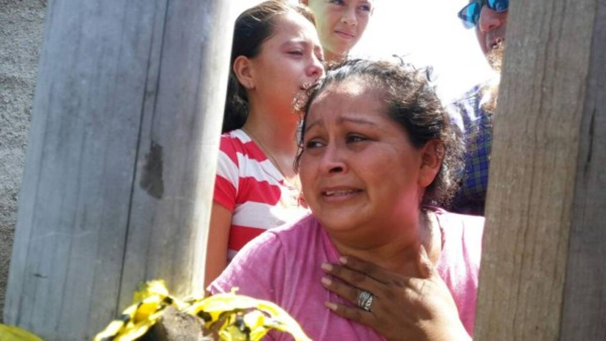 La madre del joven ultimado se desmayó en dos ocasiones en los primeros minutos de conocer la noticia.