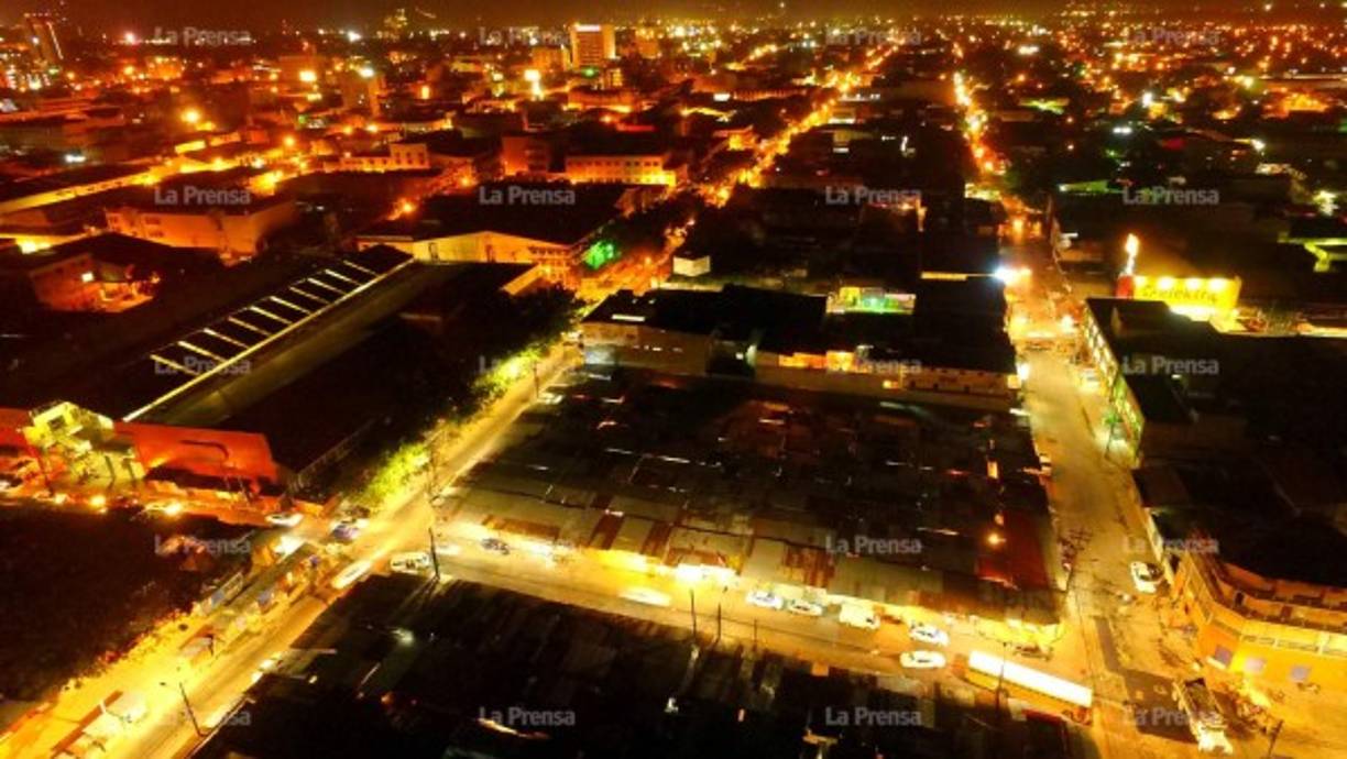 La 'Ciudad Industrial' tiene una movilización diaria de al menos 600 mil vehículos, lo que provoca tráfico en sus principales arterias. <br/><br/>Foto: El centro de San Pedro Sula por la noche