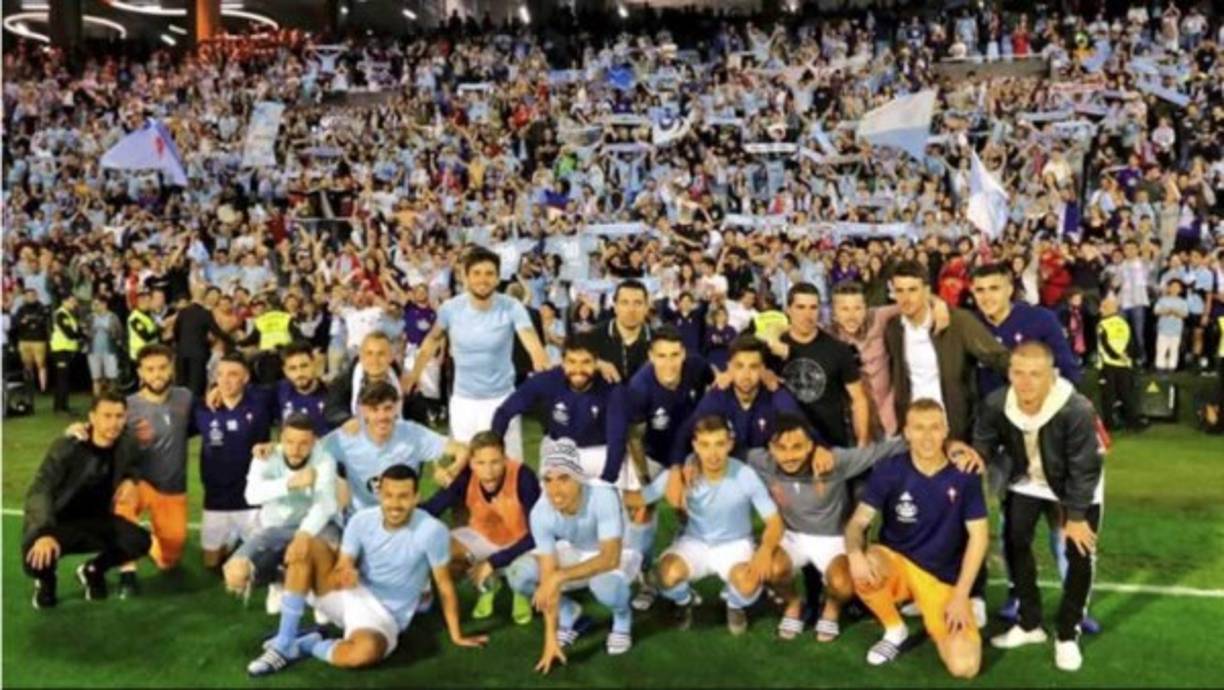 Los jugadores del Celta de Vigo celebrando la victoria que los acerca a la salvación del descenso.