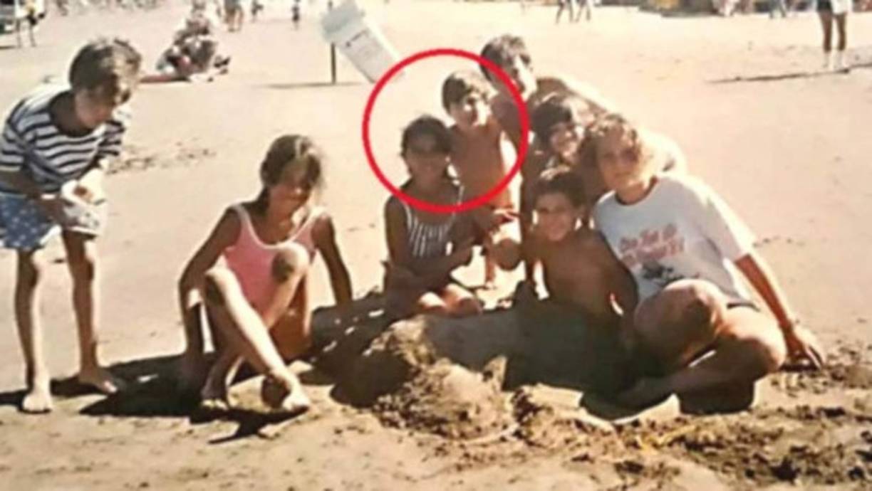 El Diario La Capital de Mar del Plata reveló esta inédita foto de Messi y Antonella. Ambos eran niños y estaban disfrutando del verano en una playa de Punta Mogotes, en la Ciudad Balnearia Argentina, en enero de 1998.<br/><br/>Según la información, Leo, quien tenía 10 años, había viajado con Newell's hacia Balcarce, a unos 74 km de Mar del Plata, para jugar un torneo. Allí se hospedaba junto a Matías Pecce, uno de sus compañeros, en la casa de Francisco Ludueña, quien jugaba para Racing de Balcarce. <br/><br/>Newell's llegó a la instancia final del campeonato y en una jornada libre, Messi y Pecce fueron junto a Lucas Scaglia, compañero del equipo, y su prima Anto Roccuzzo hacia Punta Mogotes. <br/><br/>También fueron acompañados por la familia de Scaglia y Roccuzzo, quien había viajado a Balcarce para ver al equipo, además de sumarse los padres de Pecce. Jorge Messi y Celia Cuccittini, padre y madre de Messi, se habían quedado en Rosario.