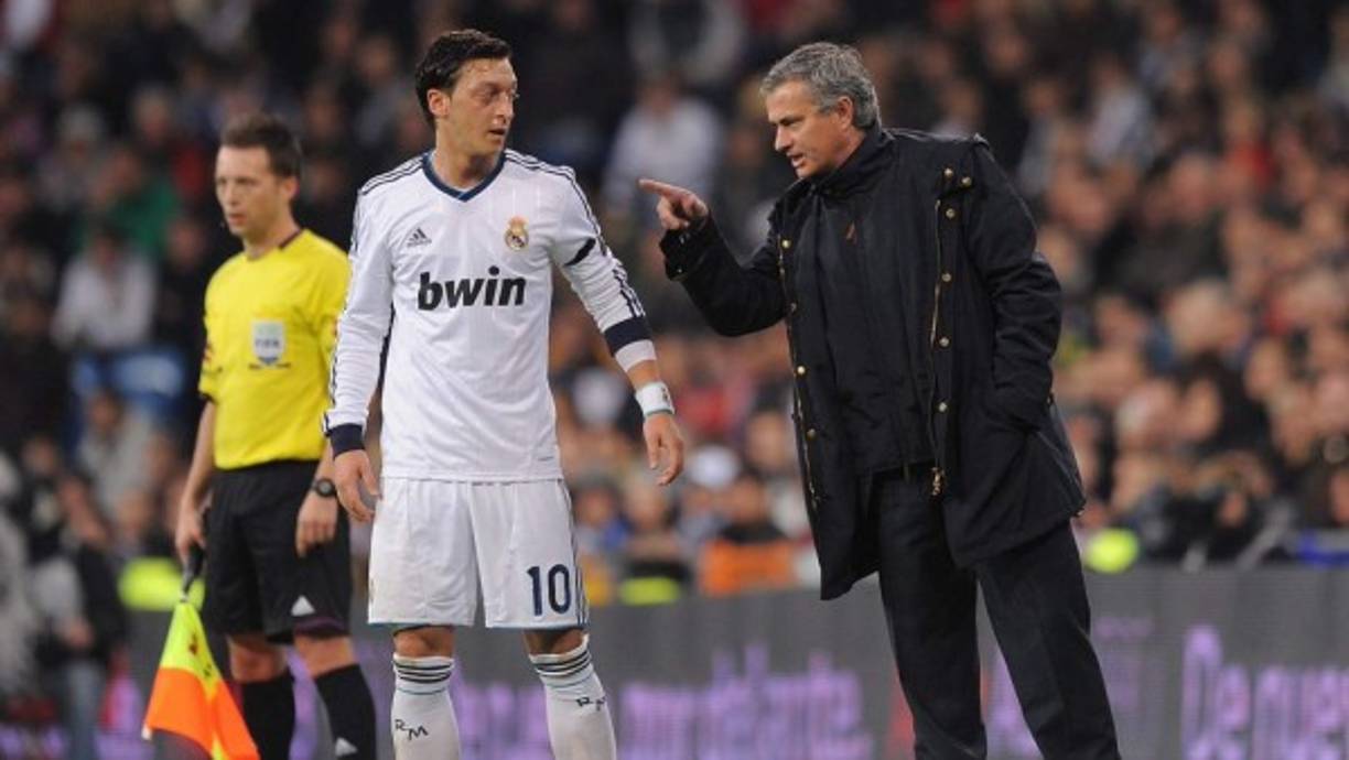 MANCHESTER, ENGLAND - JANUARY 15: Luke Shaw of Manchester United during the Premier League match between Manchester United and Stoke City at Old Trafford on January 15, 2018 in Manchester, England. (Photo by Robbie Jay Barratt - AMA/Getty Images)