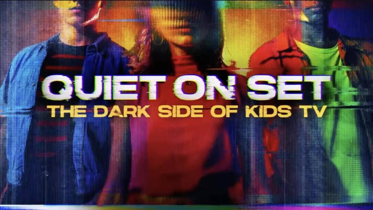 Esas acusaciones finalmente se abordan en Quiet on Set: The Dark Side of Kids TV , una nueva serie documental de cuatro partes producida por Investigation Discovery. Aborda desde los primeros informes surgidos en 2018 sobre los supuestos problemas de ira de Schneider en el set y su tendencia a publicar en Twitter fotografías de los pies de las jóvenes actrices que contrataba. 
