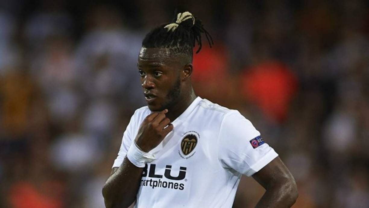 Michy Batshuayi tendría las horas contadas en el Valencia. Según informa Marca, hace un mes que la directiva blanquinegra habría tomado la decisión de buscar una salida al atacante belga.