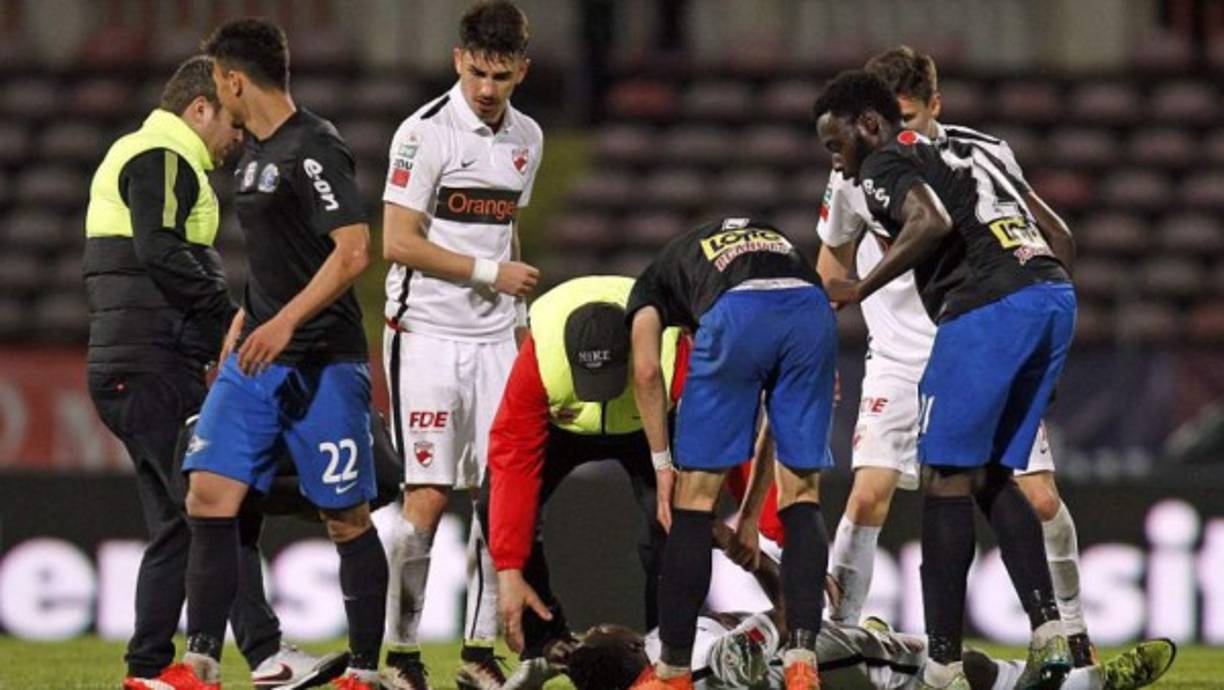 La muerte de Patrick Ekeng se suma a la de varios jugadores que fallecieron de manera súbita en la cancha. El camerunés, jugador del Dinamo de Bucarest, murió este viernes 6 de mayo de 2016.
