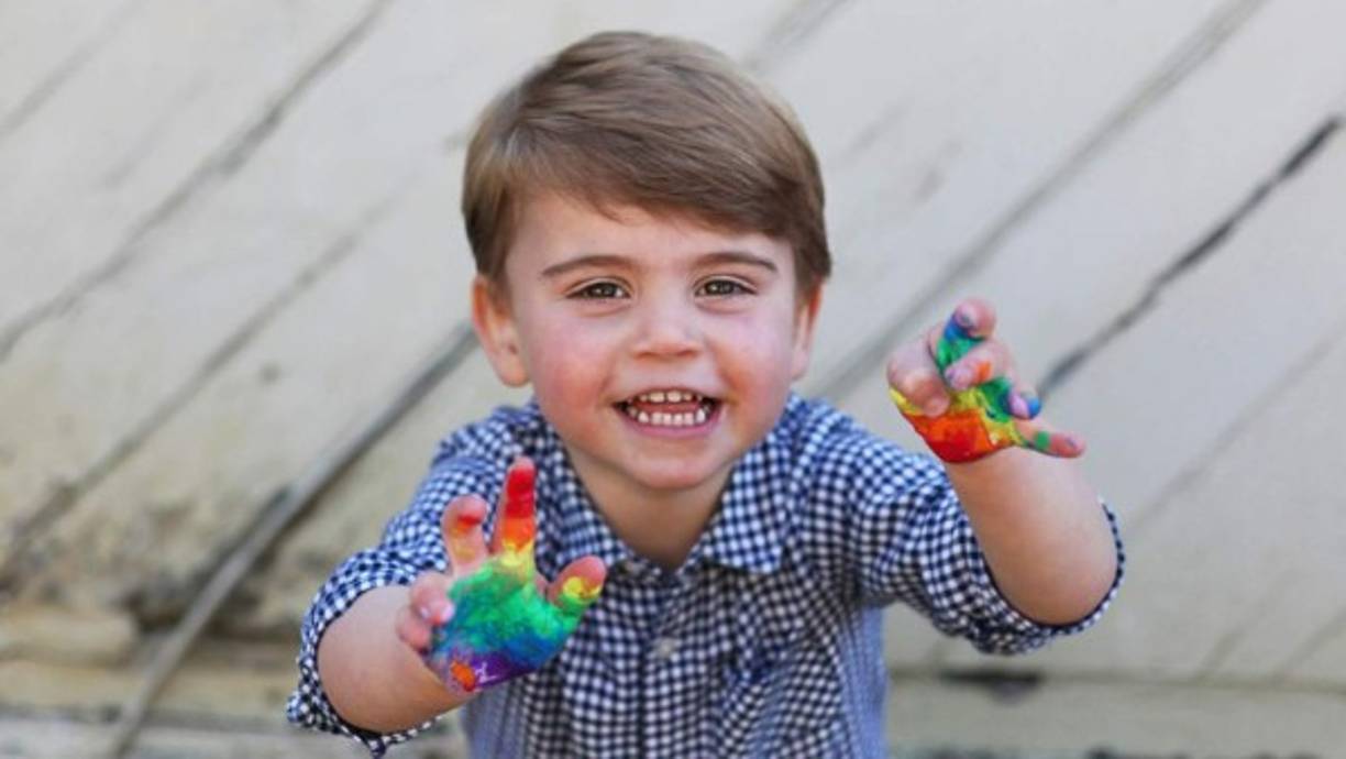 'El duque y la duquesa de Cambridge están encantados de compartir una nueva fotografía antes del tercer cumpleaños del príncipe Louis mañana', dijo el Palacio de Kensington en un comunicado emitido el jueves. El príncipe Louis nació el 23 de abril de 2018.