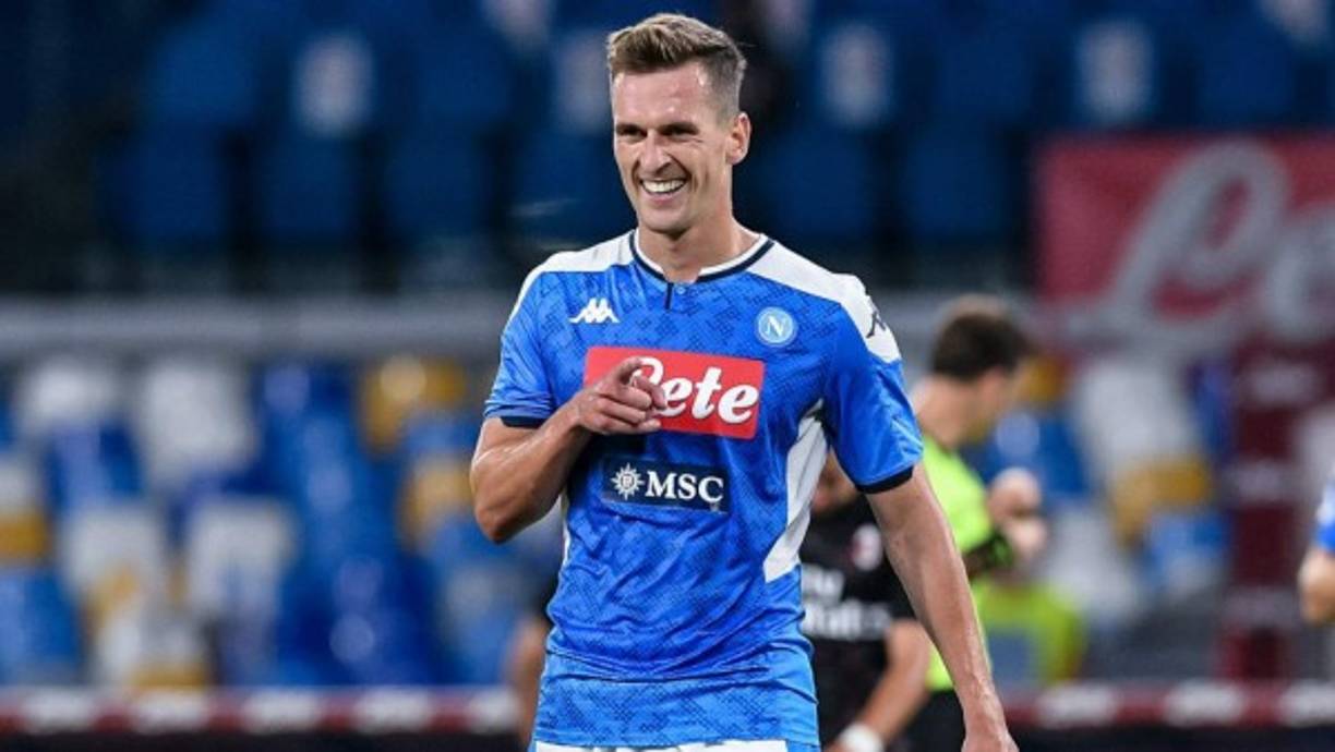 Arkadiusz Milik sigue siendo un objetivo del Atlético de Madrid para reforzar su delantera. El club colchonero medita muy seriamente acudir al mercado invernal para reforzar la punta del ataque tras la enfermedad de Diego Costa y el atacante polaco sería una de las opciones que baraja el equipo rojiblanco.<br/><br/>El jugador del Napoli acaba contrato el próximo mes de junio, y su negativa a renovar provocó que el presidente De Laurentiis tomase la decisión de no inscribir al futbolista para la Serie A ni para la Europa League. Su situación es insostenible, por lo que la mejor opción para todas las partes sería que saliese del club el mes que viene.