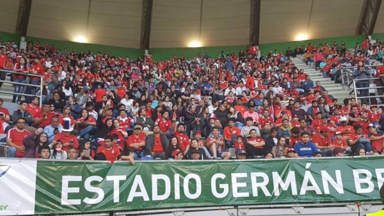 El estadio Germán Becker lució con buena cantidad de espectadores. Los chilenos le respondieron a su selección.