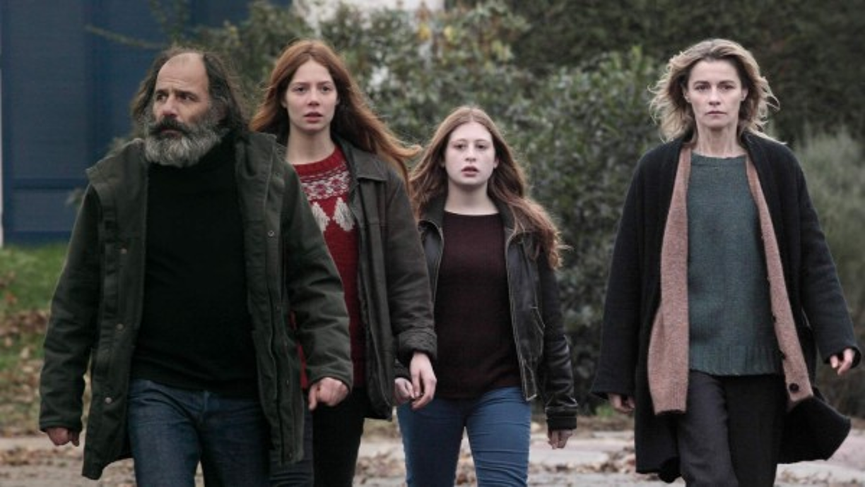 Les revenants<br/><br/>Una serie de zombies desconcertante y en paisajes idílicos. Es lo que ofrece la francesa 'Les revenants' (Netflix), dos temporadas (la primera mucho mejor que la segunda) que comienza cuando un grupo de personas tratan de regresar a sus casas en Annecy.<br/><br/>El problema es que han pasado varios años y ellos están como en el momento de su desaparición. Un punto de partida original y perturbador, sobre todo en el caso de una niña que regresa y se encuentra a su gemela convertida en una joven aterrada por su hermana. Y es solo el comienzo.