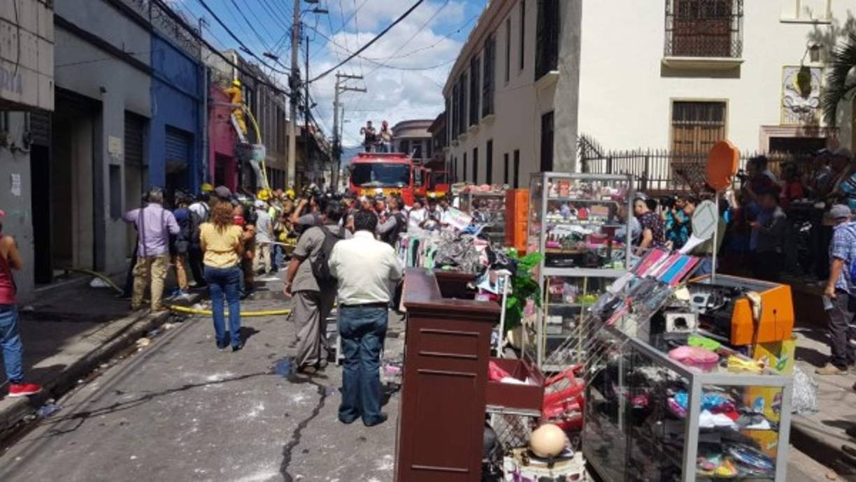 En medio del desastre los locatarios intentaron rescatar la mercancía que tenían dentro de los negocios.