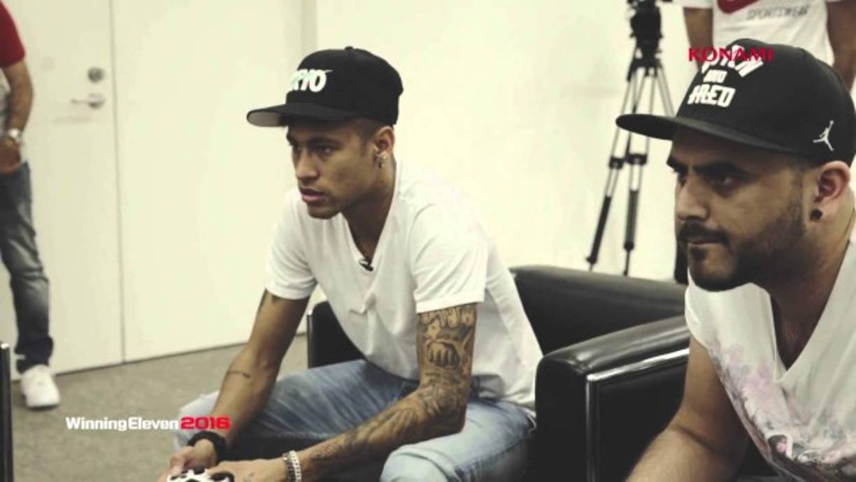 Neymar es un apasionado por los videojuegos, aunque lo hizo con un poco de pena, ya que afirma que 'se siente grandecito para ello'.Entre sus favoritos aparecen todos los FIFA, Grand Theft Auto y Call of Duty.