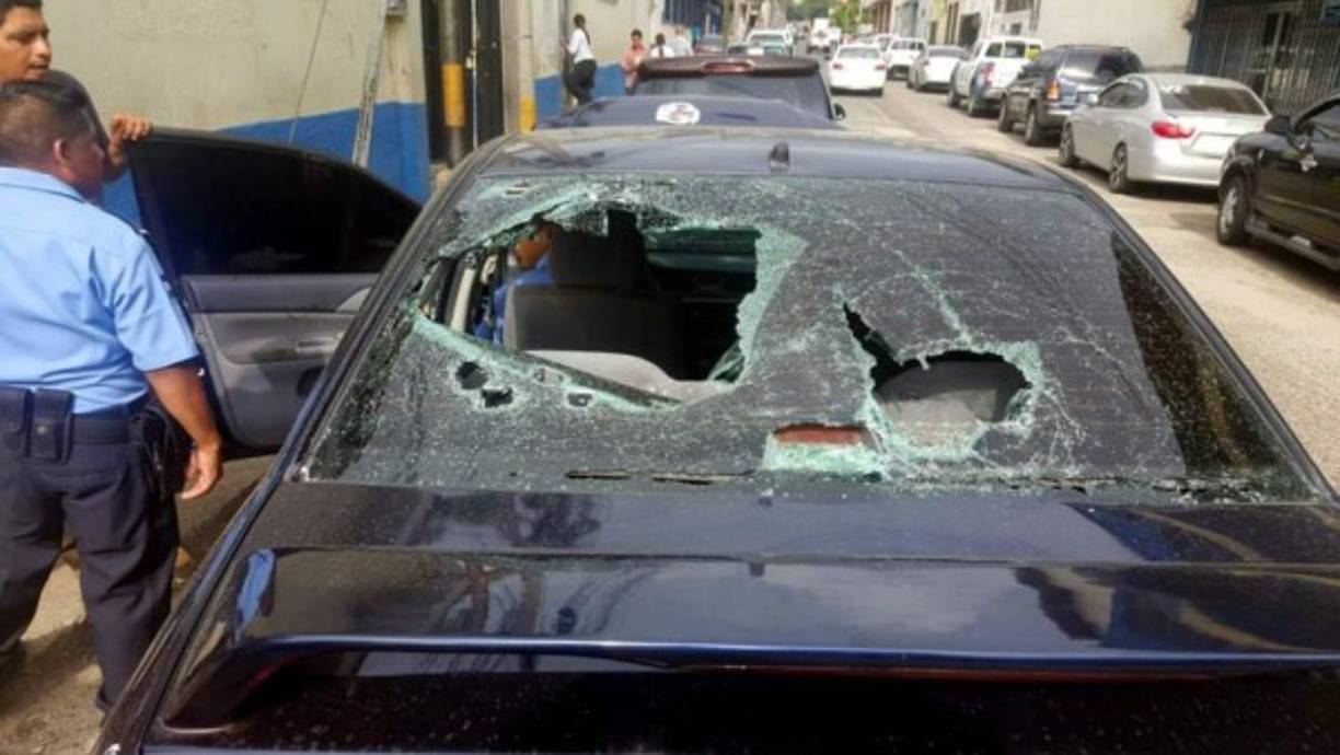 Una familia fue agredida por tres 'limpiavidrios' porque no les dieron dinero. El hecho se produjo la madrugada del jueves en el Monumento a la Madre de San Pedro Sula. Los capturados son Juan Alejandro Arita Cruz (de 23 años), Franklin Bladimir Hernández Martínez (de 24) y Carlos Alberto Arita Cruz (de 26).