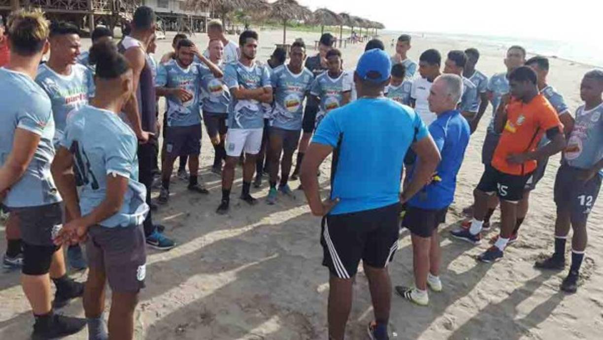 Chelsea's Spanish striker Alvaro Morata (L) misses a chance to score past Nottingham Forest's English goalkeeper Luke Steele (R) during the English FA Cup third round football match between Chelsea and Nottingham Forest at Stamford Bridge in London on January 5, 2019. (Photo by Adrian DENNIS / AFP) / RESTRICTED TO EDITORIAL USE. No use with unauthorized audio, video, data, fixture lists, club/league logos or 'live' services. Online in-match use limited to 120 images. An additional 40 images may be used in extra time. No video emulation. Social media in-match use limited to 120 images. An additional 40 images may be used in extra time. No use in betting publications, games or single club/league/player publications. /