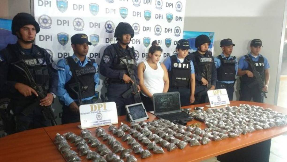 Una mujer fue detenida durante el operativo y posteriormente presentada ante las autoridades en la ciudad de San Pedro Sula, zona norte de Honduras.