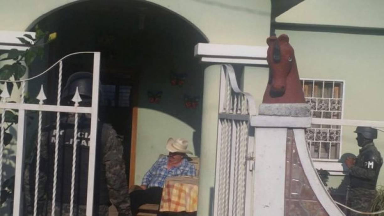 Al alcalde se le acusa de asociación ilícita y de asesinato, según la Atic pertenece a la banda denominada 'Los Carrillos'.