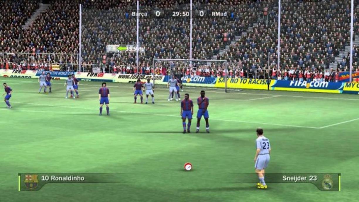 Con FIFA 2008 fue más de lo mismo. La pobre EA apenas y podía mantener el paso de su rival, incorporando funciones que ya habían salido en PES, como el módo 'mánager', las ligas interactivas, regates actualizados o el control táctico.