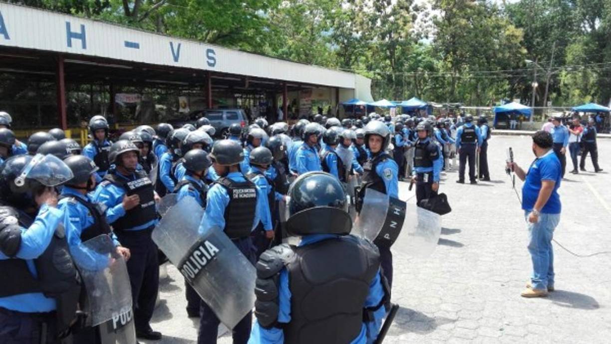 Hasta la Unah-vs llegó una juez con un contingente de policías para ejecutar el desalojo.
