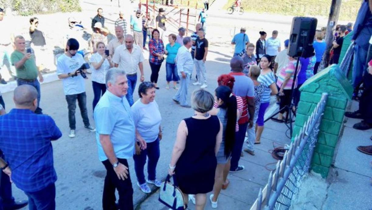 En ese momento, Díaz-Canel estaba casado con Marta Villaueva, la madre de sus dos hijos. Sin embargo, tras su divorcio, se casó con Cuesta Peraza.