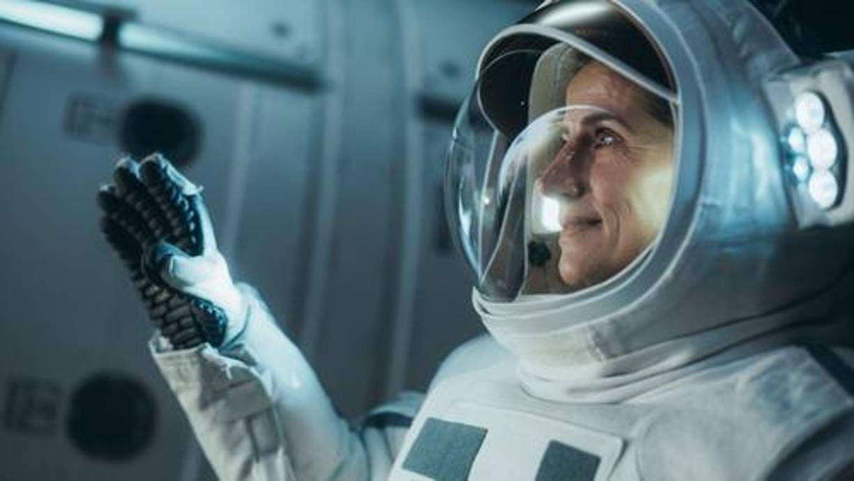 Desde 1972, año de la misión Apolo 17, el ser humano no ha vuelto a pisar la Luna. Por eso la NASA se ha puesto un objetivo muy claro: volver a enviar hombres y mujeres a mediados de esta década.Con este fin deberán mejorarse los trajes espaciales de los astronautas. Y la agencia espacial ha desvelado dos nuevos trajes espaciales para los integrantes de las futuras misiones a la Luna, y por qué no, a Marte.