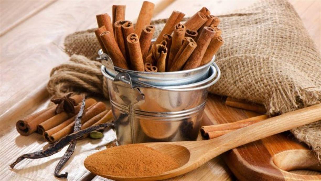 La infusión de canela es ideal por su gran efecto relajante y porque, además, ayuda a regular los ciclos menstruales irregulares.