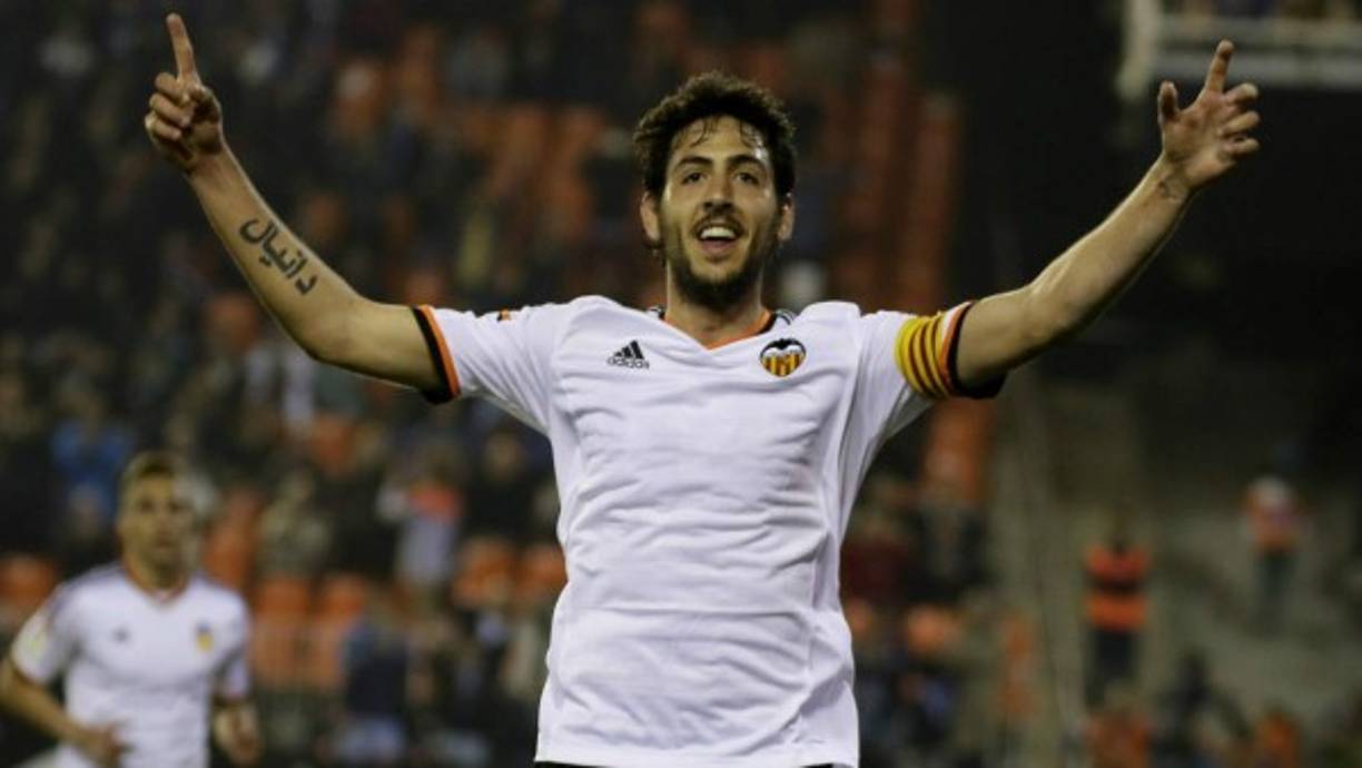 El centrocampista del Valencia, Dani Parejo, que tiene al Sevilla muy pendiente de su futuro, aparece en una lista de objetivos del Southampton publicada por el Daily Star.