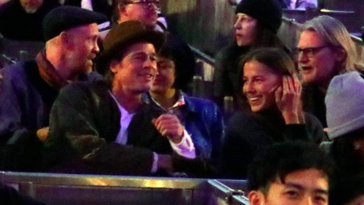 Esta es la primera relación amorosa del actor estadounidense, desde que se separó de Angelina Jolie. Pitt y su novia fueron fotografiados juntos en el VIP en una actuación de Kanye West en el Hollywood Bowl en Los Ángeles en noviembre de 2019; nueve meses antes de que se confirmara el romance. Foto: The Grosby Group.