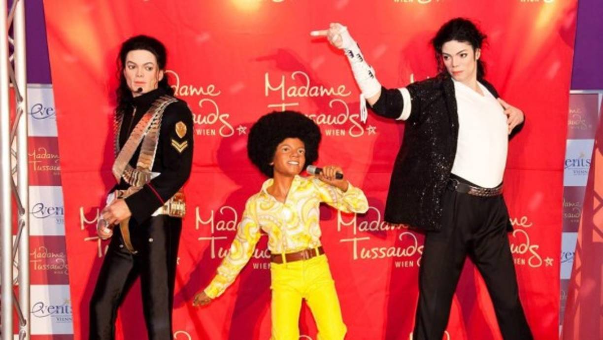 41. Los museos Madame Tussauds acogen cinco de sus esculturas de cera. Este número es superado únicamente por Madonna y Elvis Presley, con seis de ellas cada uno.<br/><br/>42. Los jardines de la mansión de Michael Jackson están decorados con estatuas de piedra de los personajes de Disney y escenas de la Biblia.<br/><br/>43. M.J. reunió la maravillosa cifra de 13 grammys y 13 números uno en su carrera. Todo un récord.<br/>