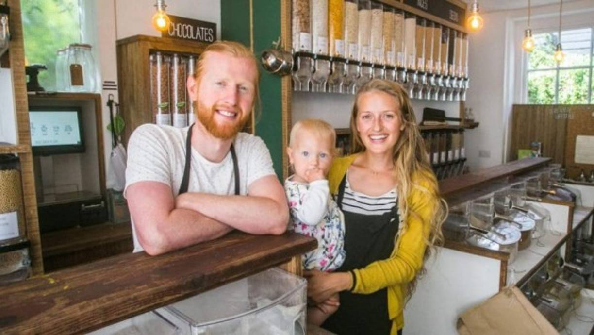 El que fuera jugador del Manchester United se despidió del fútbol en 2015 y ahora vive feliz junto a su familia y con su nueva profesión: Vendedor de leche.<br/>