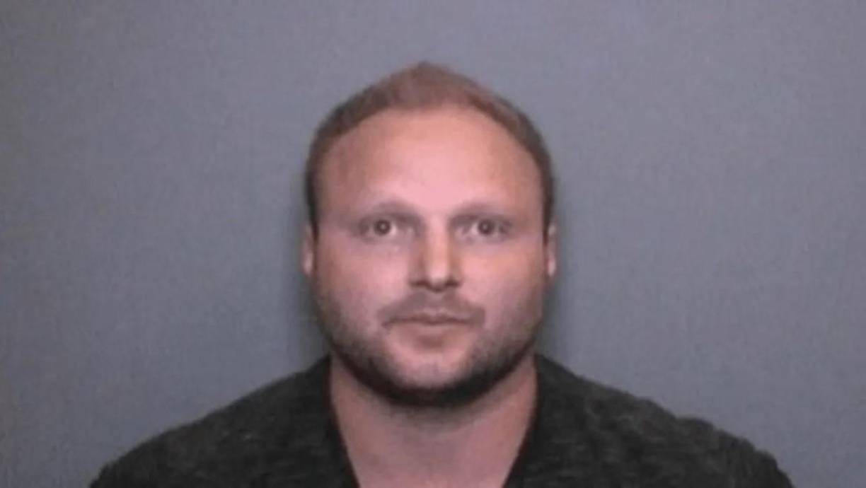 Mateus también señala que Romo tuvo un encuentro violento con la policía en diciembre pasado en el mismo apartamento donde presuntamente asesinó a su hija. 