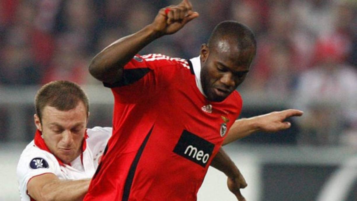 David Suazo también tuvo la oportunidad de jugar en Portugal al vestir la camiseta del Benfica, fue aquí donde asegura anotó el que considera el mejor gol de su carrera: “El gol 5,000 que anoté con el Benfica es uno de los mejores en mi carrera por lo que representó para el club, fue extraordinario”, destacó.