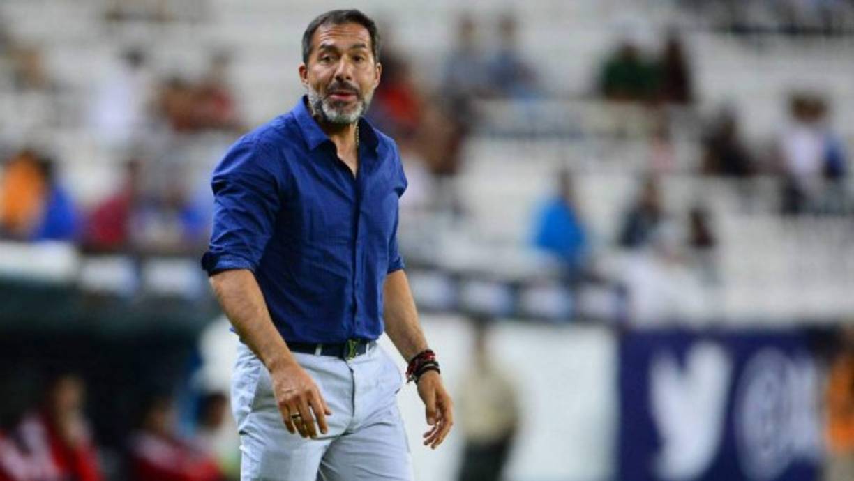 Uruguayan Gustavo Matosas speaks during his presentation as the new head coach of Costa Rica's national football team, in Heredia, Costa Rica, on October 9, 2018. (Photo by Ezequiel BECERRA / AFP)