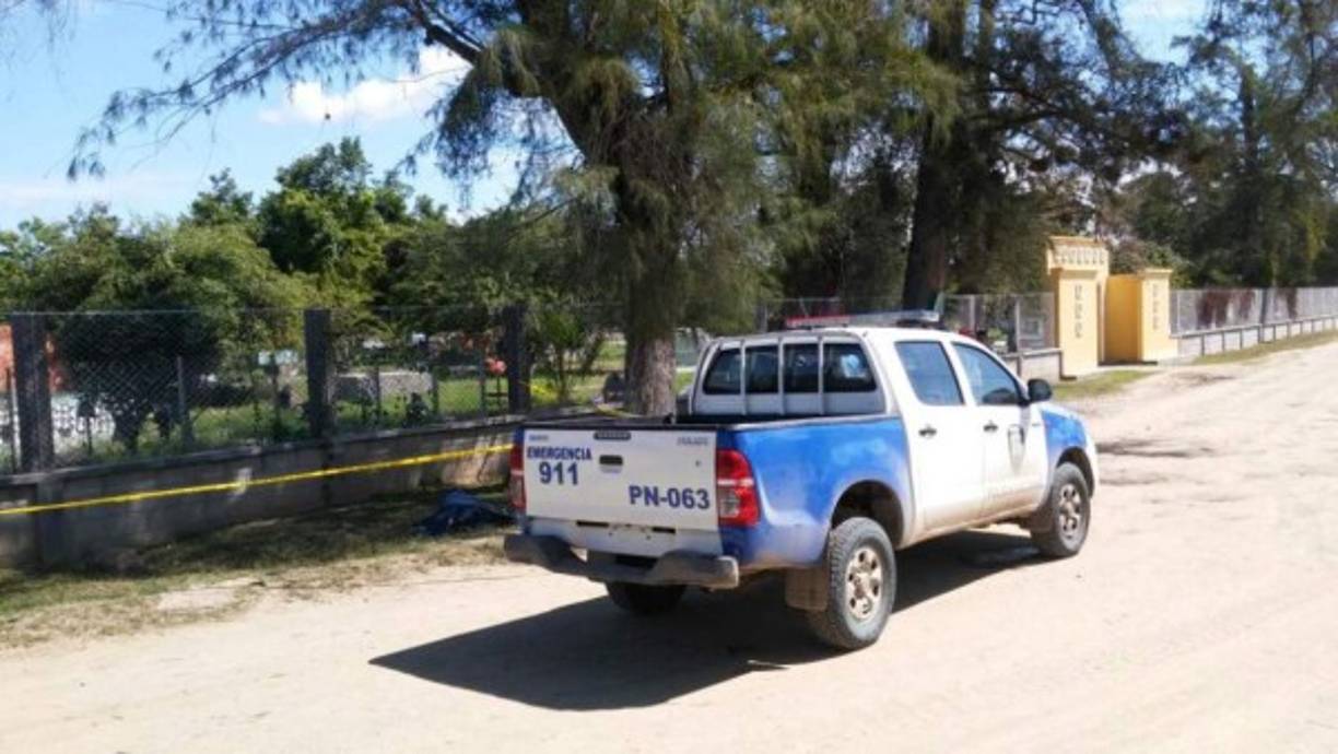 NEW YORK, NY - MARCH 31: Medical workers remove a body from a refrigerated truck to put in a hearse outside of the Brooklyn Hospital on March 31, 2020 in New York, United States. Due to a surge in deaths caused by the Coronavirus, hospitals are using refrigerated trucks as make shift morgues. Stephanie Keith/Getty Images/AFP<br/><br/>== FOR NEWSPAPERS, INTERNET, TELCOS & TELEVISION USE ONLY ==<br/><br/>