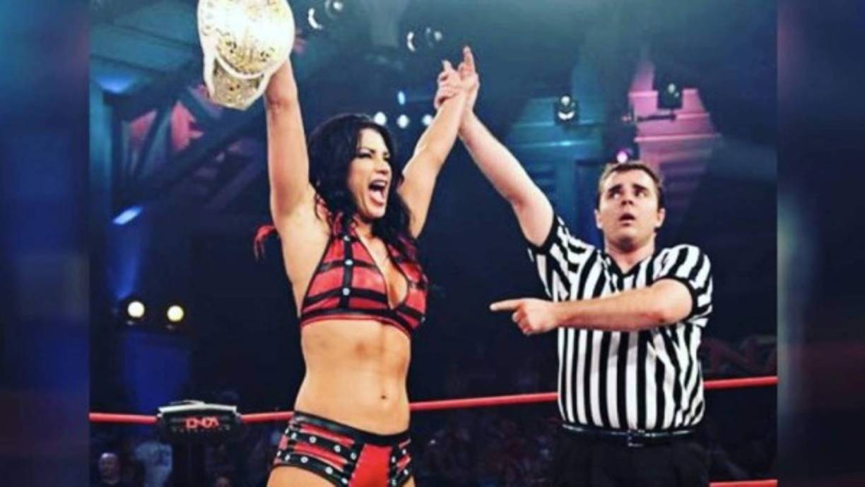 La ex campeona femenina participó en la empresa deportiva durante nueve años y anunció su retiro en 2009, tras perder un combate frente a Michelle McCool.