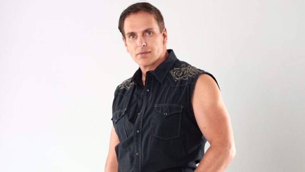 Al dejar la agrupación siguió vinculado a la actuación, apareciendo en diversas series de televisión y películas entre las que destacan 'Sentimientos ajenos', 'Camila', 'Duelo de pasiones', 'Tormenta en el paraíso' y 'La rosa de Guadalupe'.