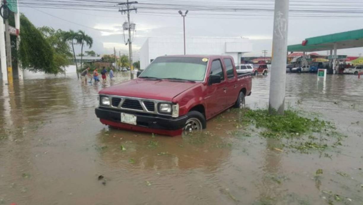 Varios vehículos quedaron varados en medio de las aguas.