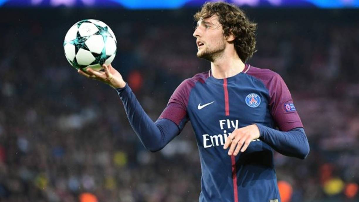 Adrien Rabiot, centrocampista francés del Paris Saint Germain, ha concedido una entrevista al diario de La Gazzetta dello Sport en la que no descarta abandonar la disciplina del PSG en un futuro, buscando nuevas experiencias dentro de una carrera deportiva a la que le quedan varios años. 'Ciertamente es una fuente de inspiración, hoy en día el PSG tiene las condiciones ideales para seguir creciendo, pero desde un punto de vista medio al ser el lugar que más me conviene, me permite mostrar mejor mis cualidades. Hablar de una renovación y de una carrera en el mismo club es complejo, en algún momento también espero tener experiencias diferentes, aunque por el momento estoy bien aquí ', confesó Rabiot.