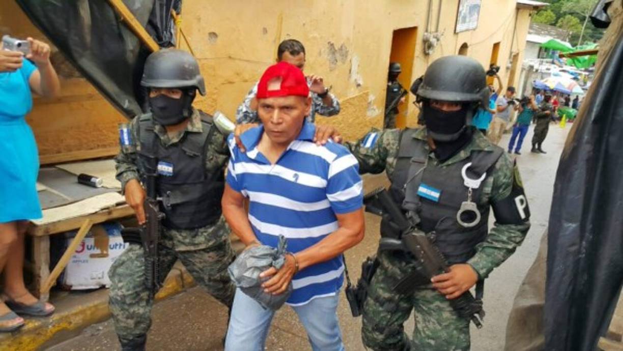 Policías militares custodian a uno de los reclusos trasladados a la cárcel El Pozo en Santa Bárbara.<br/><br/>