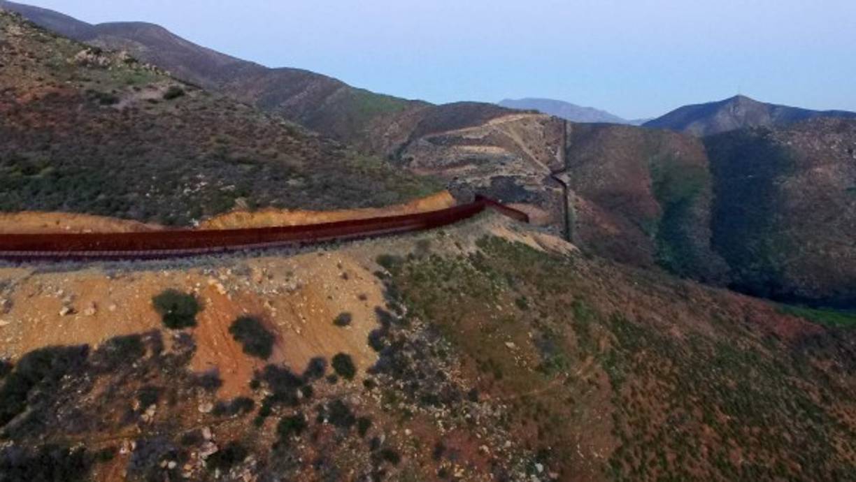 La construcción del muro fronterizo inició en 1994 en el gobierno de Bill Clinton, bajo el programa de lucha contra la inmigración ilegal conocido como Operación Guardián a cargo de la Fiscal General Janet Reno. Actualmente está formado por varios kilómetros de extensión en la frontera Tijuana–San Diego, California.