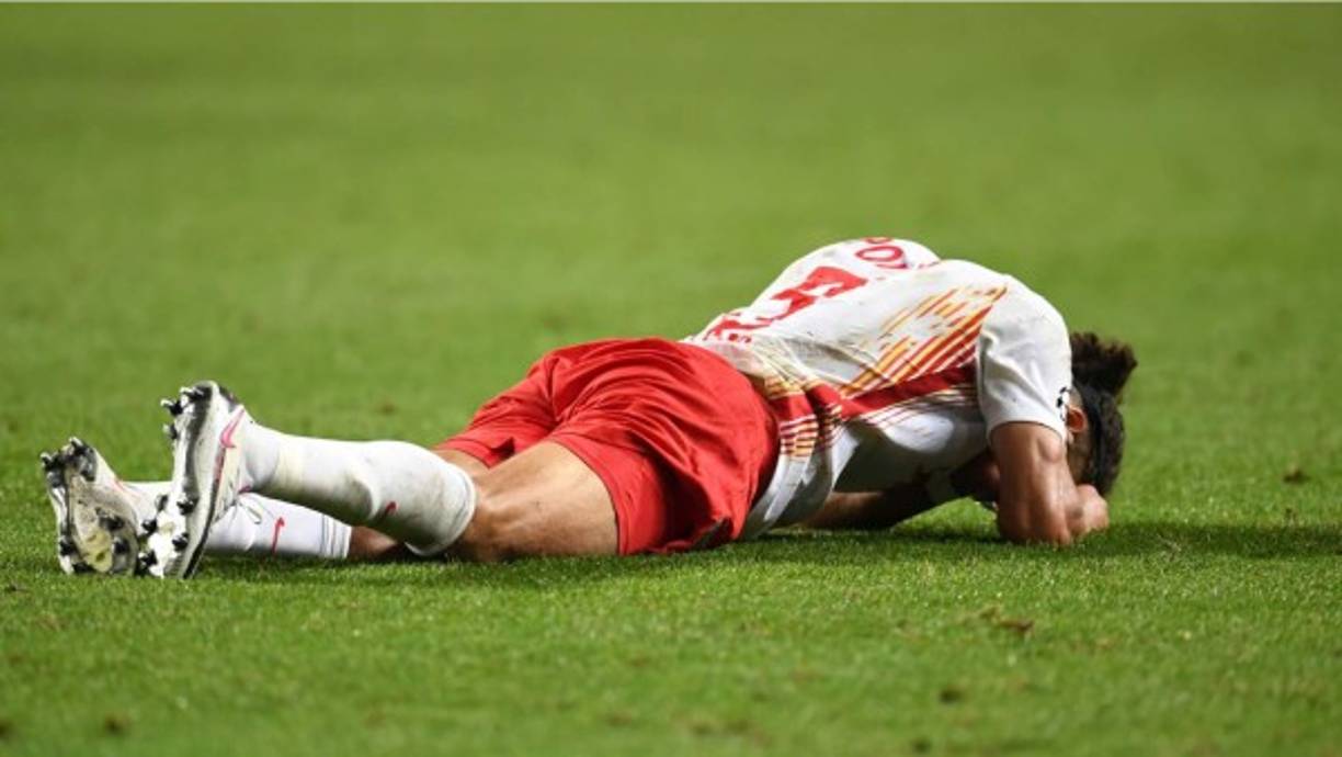 El jugador Yussuf Poulsen, del RB Leipzig, tirado en el césped tras el pitazo final.