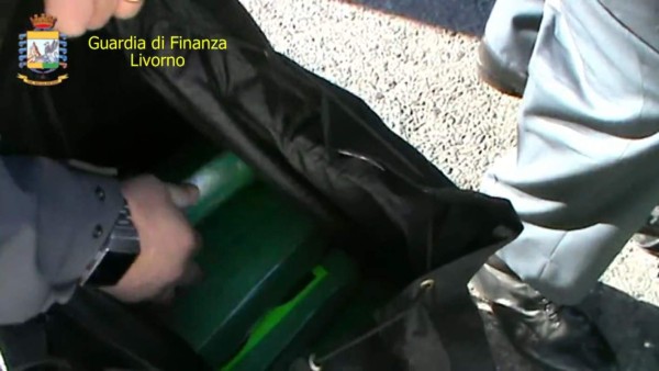 Según el reporte de la policía, el contenedor salió de Puerto Cortés,Honduras, con el cargamento de café y luego fue transferido en Costa Rica a otro barco con destino a España.