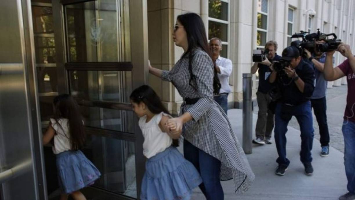 Emma también reveló que los agentes la obligaron a desnudarse frente a ellos mientras se burlaban de ella, además no le permitieron ver a sus hijas, que no paraban de llorar y golpearon al Chapo con un rifle en la cabeza.