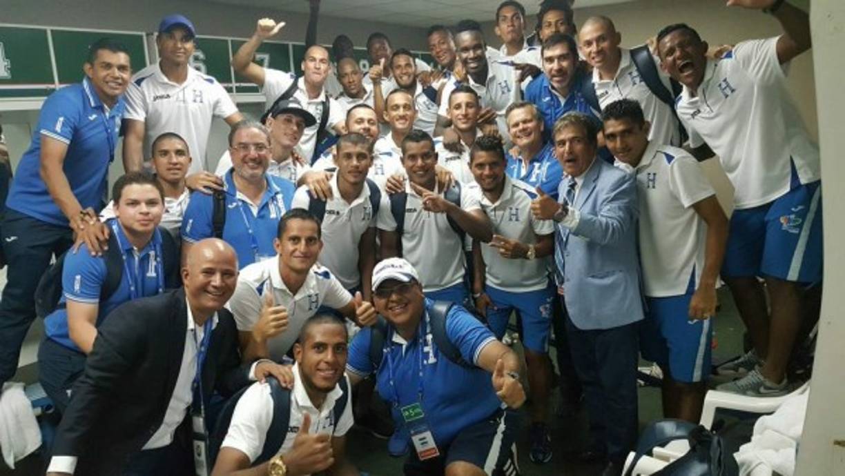 En los camerinos la delegación de Honduras festejó por todo lo alto la conquista de la Copa Centroamericana.